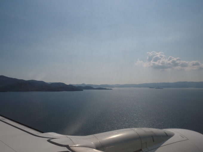 5月中旬JAL長崎空港行きB737型機はいよいよ高度を下げ大村湾に浮かぶ長崎空港へ