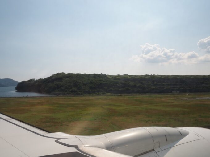 5月中旬JAL長崎空港行きB737型機快適な空の旅を終え長崎空港に無事着陸