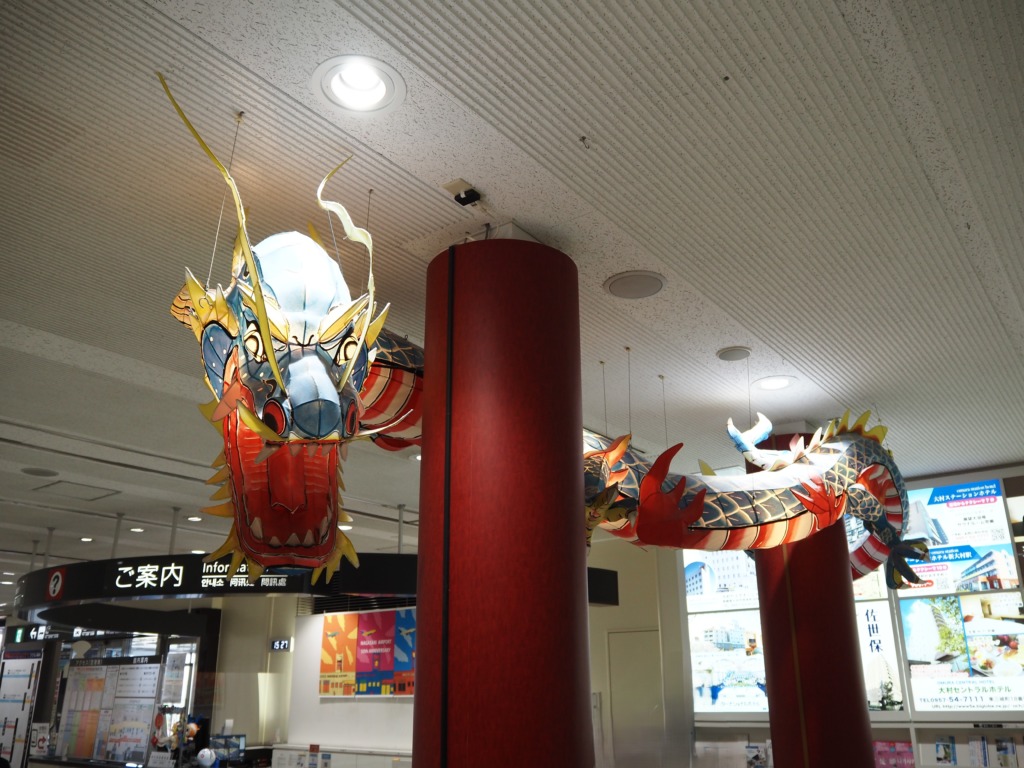5月中旬長崎空港旅人を出迎える龍踊の灯篭