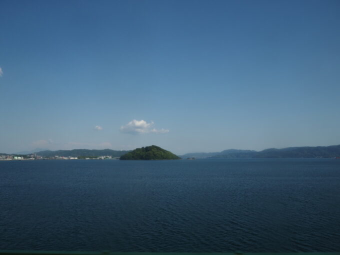 5月中旬長崎空港リムジンバス車窓から望む穏やかな大村湾とぷかりと浮かぶ臼島