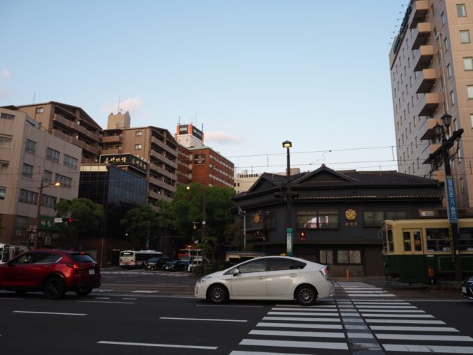 5月中旬26年ぶりの長崎大波止交差点に佇む文明堂総本店の渋い建物と長崎電気軌道の路面電車