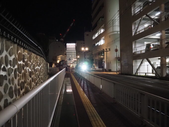 5月中旬26年ぶりの長崎出島通りをやってくる長崎電気軌道の路面電車