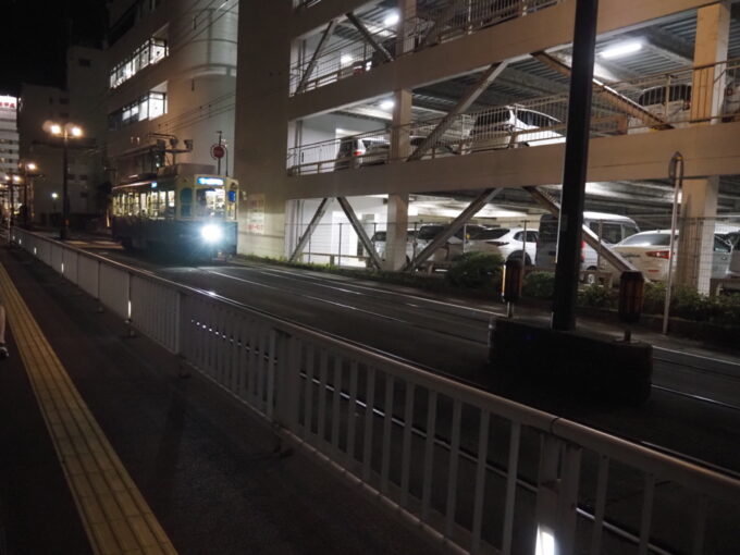5月中旬26年ぶりの長崎片側1車線の出島通りを行く長崎電気軌道の路面電車