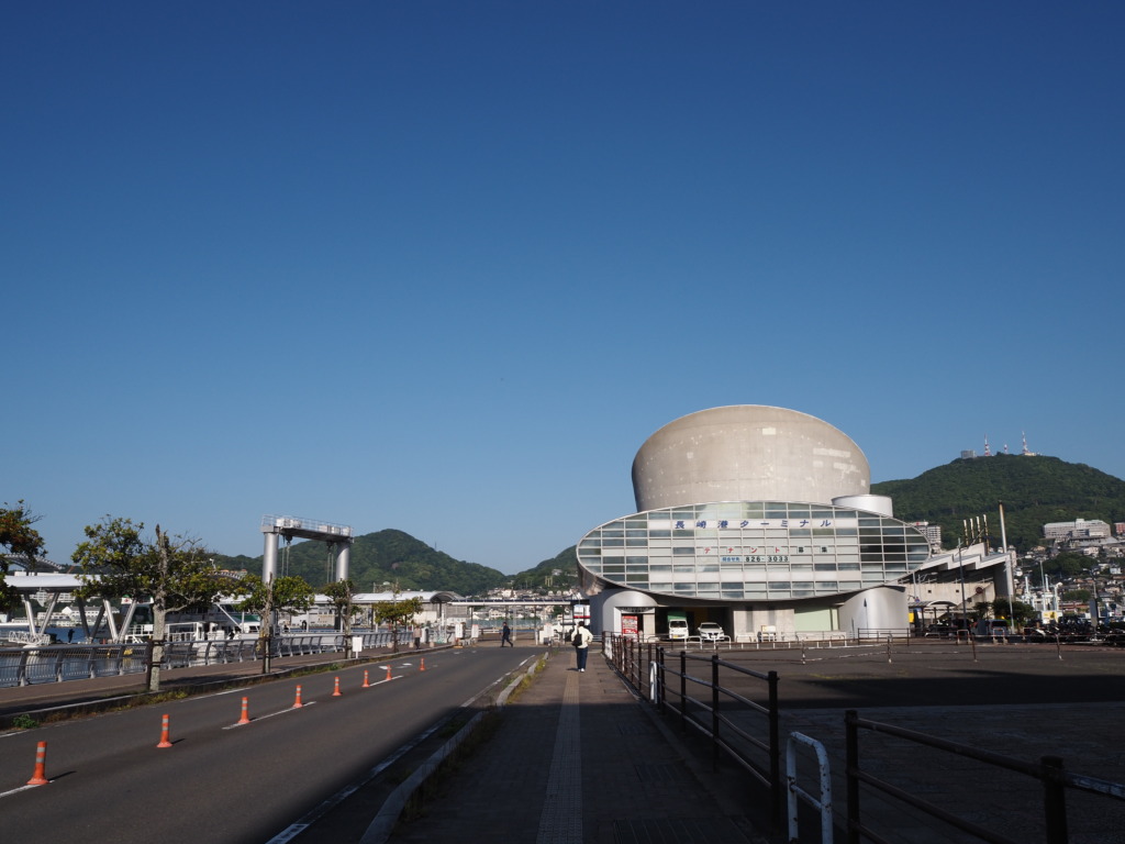 5月中旬26年ぶりの長崎雲ひとつない晴れ空の長崎港ターミナルビル