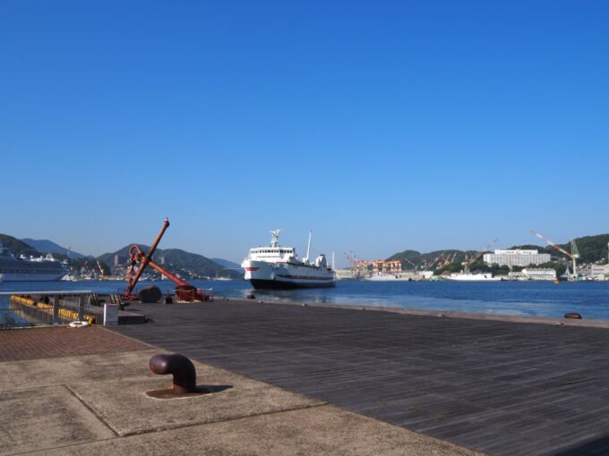 5月中旬26年ぶりの長崎長崎港ターミナルビルを離岸し五島列島へと旅立ってゆく九州商船万葉