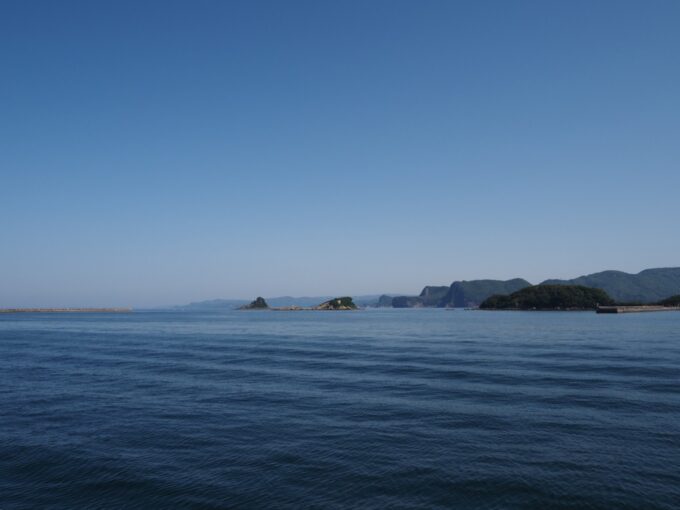 5月中旬26年ぶりの長崎軍艦島上陸クルーズ高島海上交通ブラックダイヤモンドから望む福田崎をはじめとする断崖絶壁の特徴的な海岸線