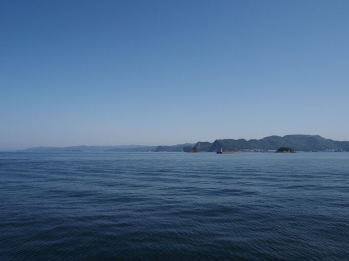 5月中旬26年ぶりの長崎軍艦島上陸クルーズ高島海上交通ブラックダイヤモンドから望む独特な表情を持つ海岸線に圧倒される