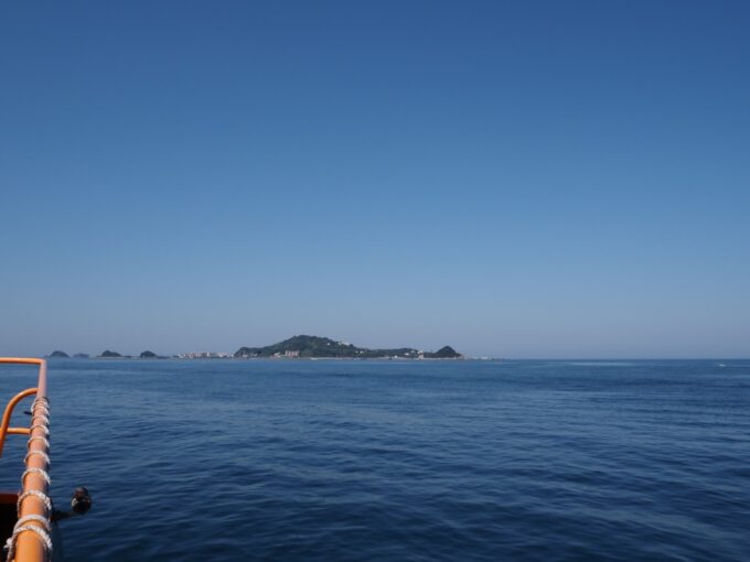 5月中旬26年ぶりの長崎軍艦島上陸クルーズ高島海上交通ブラックダイヤモンド行く手にはこれから上陸する高島と軍艦島端島の威容が