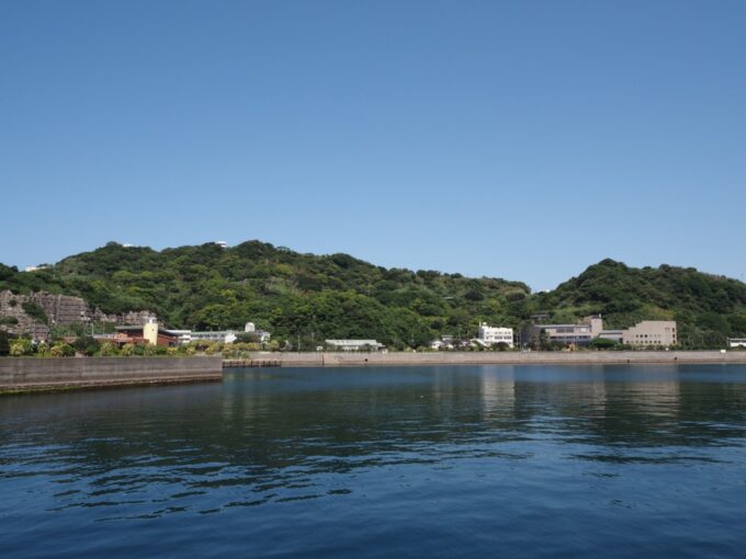 5月中旬快晴の軍艦島上陸クルーズ高島海上交通ブラックダイヤモンドから望むゆっくりと遠ざかる高島