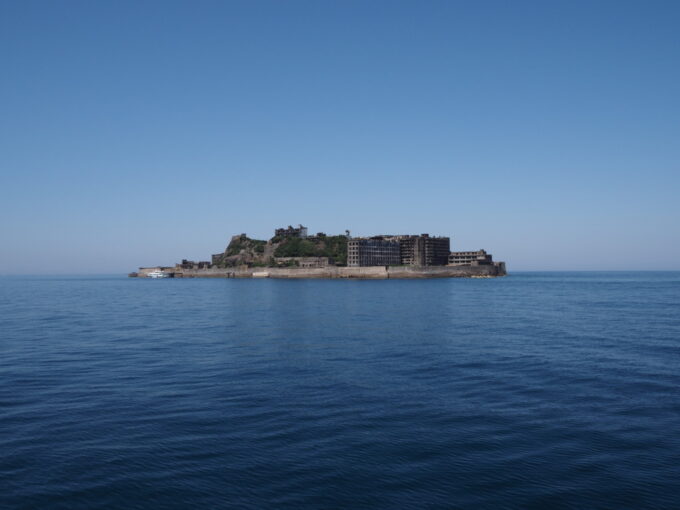 5月中旬快晴の軍艦島上陸クルーズ高島海上交通ブラックダイヤモンドは軍艦島端島の周りを左回りでゆっくりと航行