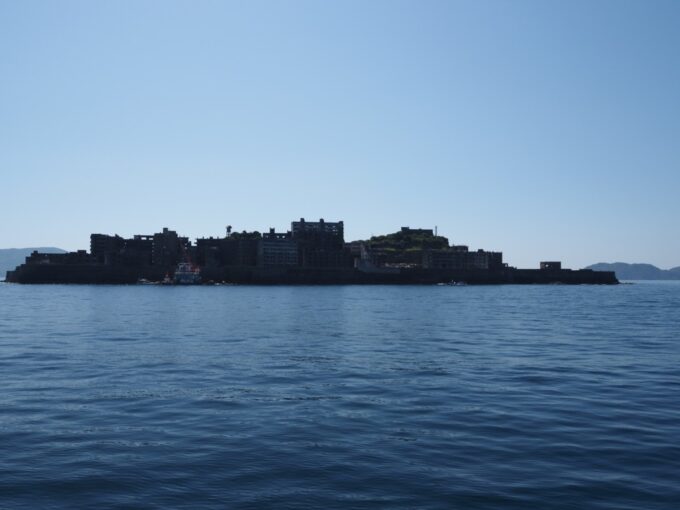 5月中旬初夏の晴れ空の長崎十年来のあこがれであった軍艦島端島の威容