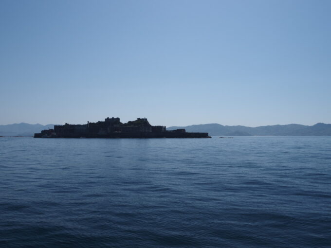 5月中旬快晴の軍艦島上陸クルーズ高島海上交通ブラックダイヤモンドから望む端島一番軍艦に見えるという角度でしばし停泊