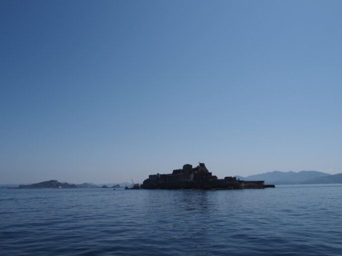 5月中旬快晴の軍艦島上陸クルーズ高島海上交通ブラックダイヤモンドは島の南側へとまわりこむ