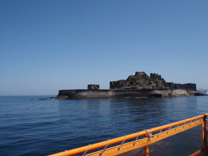 5月中旬快晴の軍艦島上陸クルーズ高島海上交通ブラックダイヤモンドは端島を一周しまもなく接岸