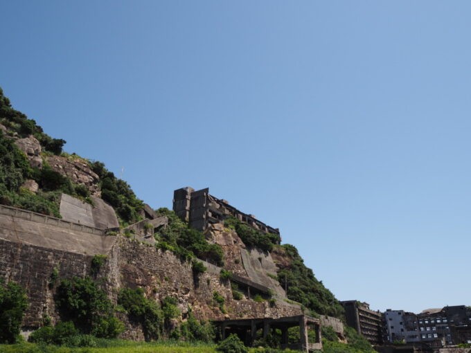 5月中旬快晴の軍艦島上陸クルーズ高島海上交通ブラックダイヤモンド軍艦島に上陸島で一番高い場所に建つ高級社宅幹部職員住宅3号棟