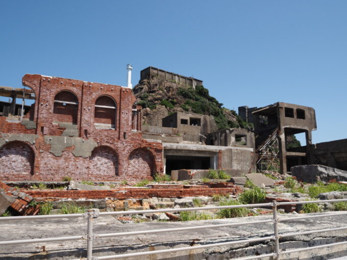 5月中旬快晴の軍艦島上陸クルーズ高島海上交通ブラックダイヤモンド軍艦島に上陸コンクリートの廃墟のなかぽつりと存在感を示すレンガ造りの倉庫跡