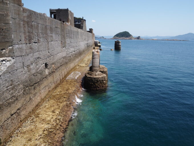 5月中旬快晴の軍艦島上陸クルーズ高島海上交通ブラックダイヤモンドドルフィン桟橋へと渡る橋上から眺める積込桟橋の橋台