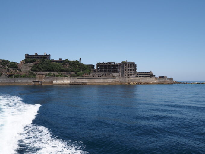 5月中旬快晴の軍艦島上陸クルーズ高島海上交通ブラックダイヤモンドから遠ざかる軍艦島端島を見送る