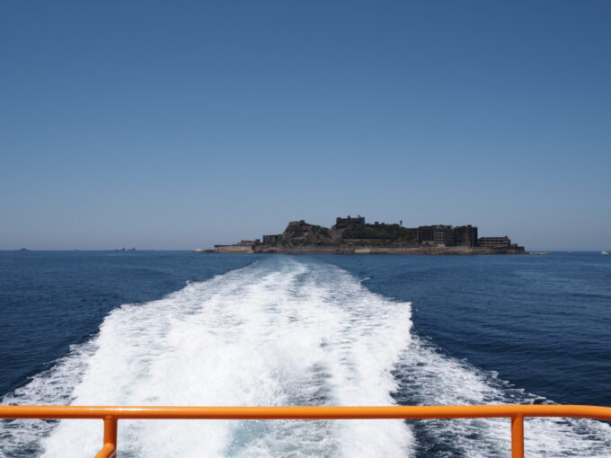 5月中旬快晴の軍艦島上陸クルーズ高島海上交通ブラックダイヤモンド遠ざかる軍艦島と白い航跡