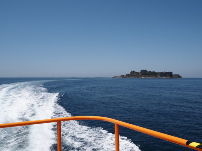 5月中旬快晴の軍艦島上陸クルーズ高島海上交通ブラックダイヤモンドどんどん小さくなりゆく軍艦島端島をいつまでも見送る