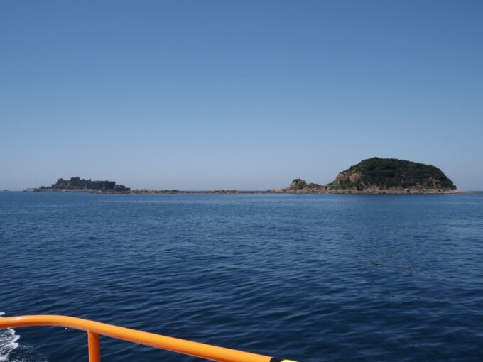 5月中旬快晴の軍艦島上陸クルーズ高島海上交通ブラックダイヤモンド船上から未来の軍艦島の姿だという中ノ島を望む