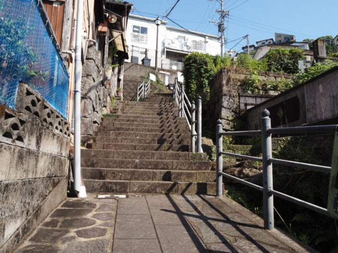 5月中旬26年ぶりの長崎亀山社中記念館へと向かう道中坂のまちらしい階段の連なる情景