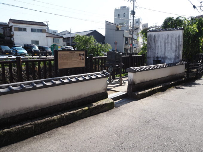 5月中旬26年ぶりの長崎上野撮影局跡に設けられた写真機と肘置き台のモニュメント