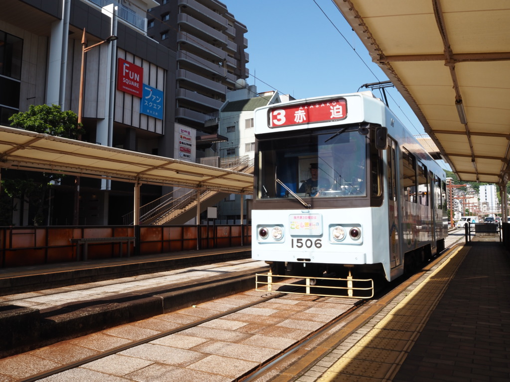 5月中旬26年ぶりの長崎新大工町電停に入線する長崎電気軌道1500形３系統赤迫行き路面電車