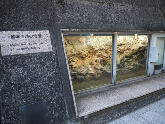 5月中旬26年ぶりの長崎平和公園被爆後81年を経て豊かな森におおわれる公園となった爆心地に残された瓦やお茶碗やっとこなどが埋まる被爆当時の地層