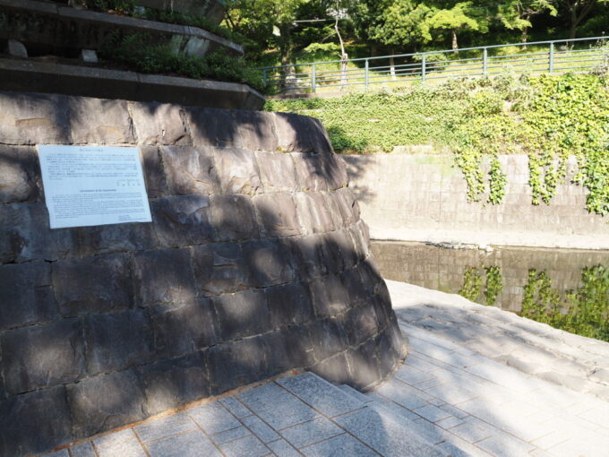 5月中旬26年ぶりの長崎平和公園被爆後81年を経て豊かな森におおわれる公園となった爆心地を流れる川の護岸には原爆の熱線を受けた被爆した石が