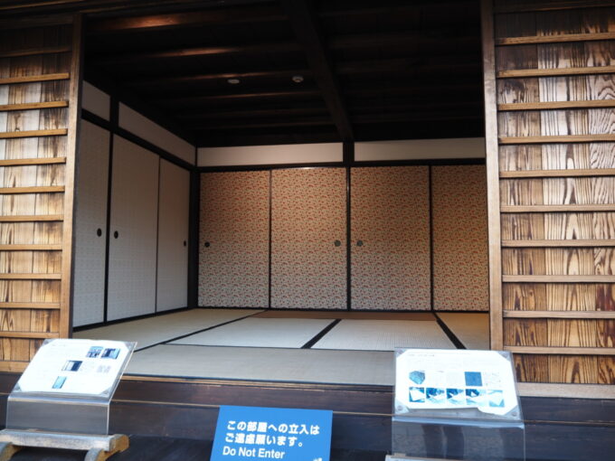 5月中旬26年ぶりの長崎出島出入りする人々を監視するため管理者である乙名が詰めていたという乙名詰所の独特な模様をしたふすま紙