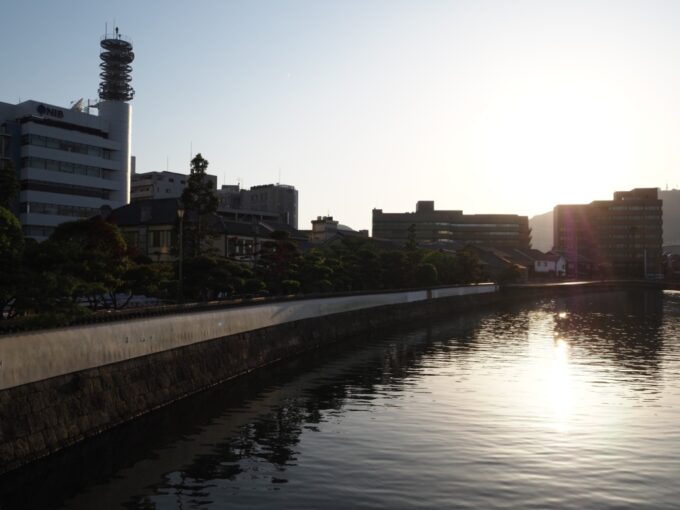 5月中旬26年ぶりの長崎出島橋から西日に輝く中島川と出島を眺め充実した今日一日を振り返る