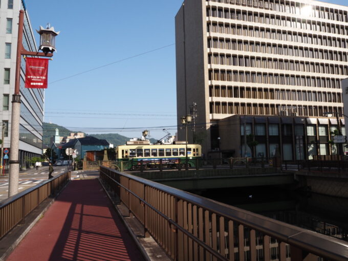 5月中旬26年ぶりの長崎銅座川に架かるおらんだ橋を渡る長崎電気軌道の路面電車