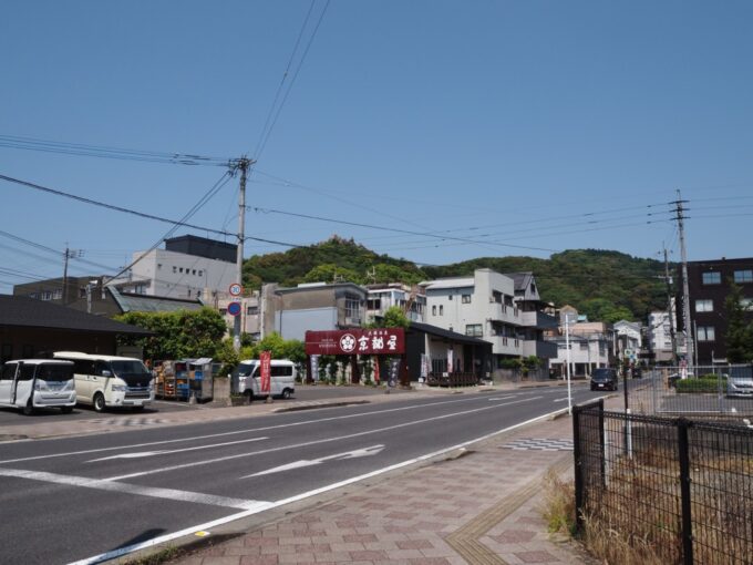 5月中旬初めての佐賀県武雄温泉の背後に聳える独特な形をした岩山桜山
