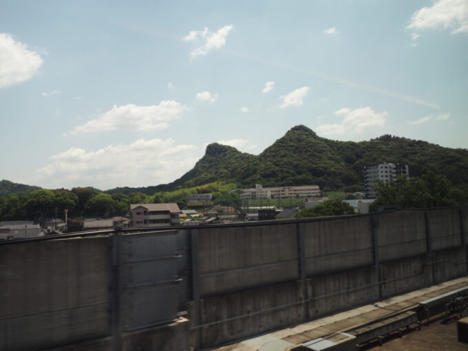 5月中旬西九州新幹線かもめ号車窓から望む御船山の特徴的な山容
