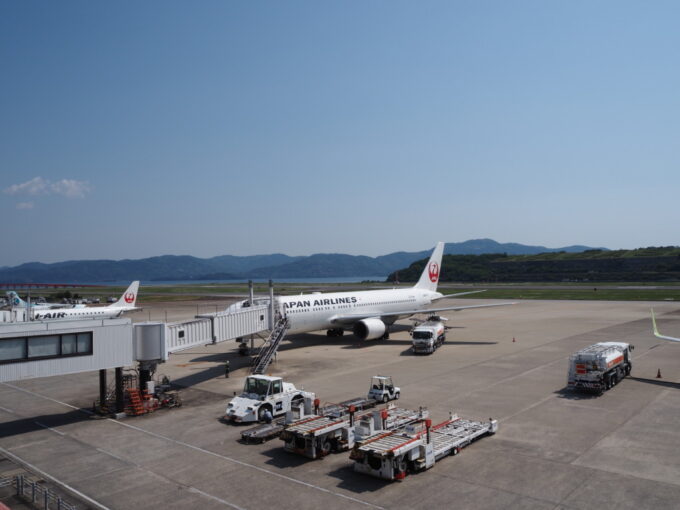 5月中旬長崎空港に駐機するJAL羽田空港行きB767型機