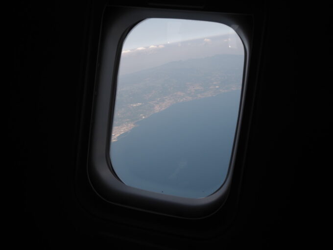 5月中旬旋回するJAL羽田空港行きB767型機から見下ろす青く輝く大村湾