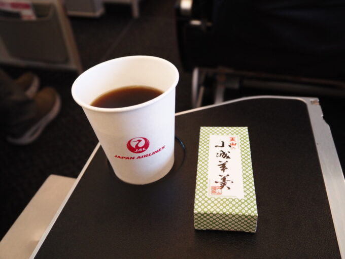 5月中旬JAL羽田空港行きB767型機空の旅のお供にJALのコーヒーと天山本舗の小城羊羹抹茶一口羊羹
