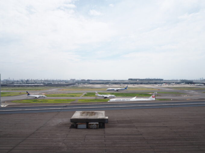 6月上旬いつもより半月早い八重山旅羽田空港第1ターミナルガリバーデッキから望むいくたもの飛行機たち