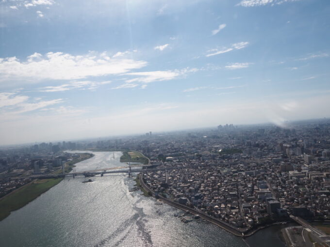 6月上旬いつもより半月早い八重山旅うちなーの翼JTA南ぬ島石垣空港行きB737型機は羽田空港を離陸し多摩川上空を急上昇
