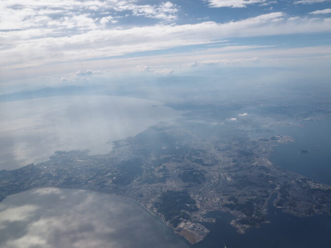 6月上旬いつもより半月早い八重山旅うちなーの翼JTA南ぬ島石垣空港行きB737型機は羽田空港を離陸し三浦半島を旋回しながら横断