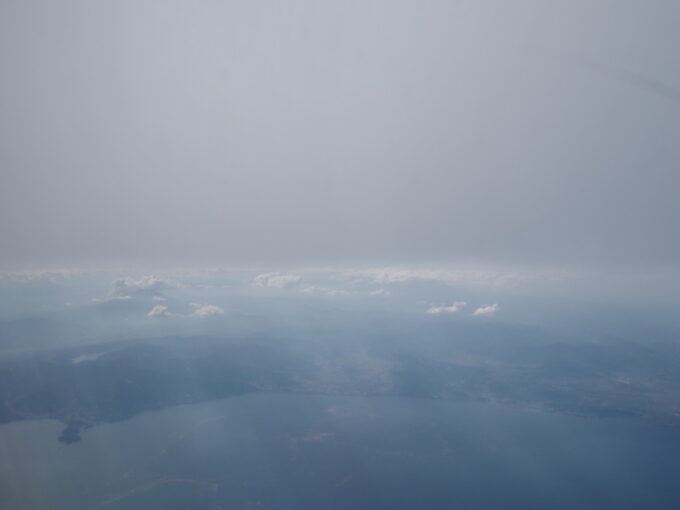 6月上旬いつもより半月早い八重山旅うちなーの翼JTA南ぬ島石垣空港行きB737型機機窓からうっすらと見える富士山