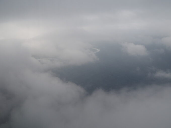 6月上旬いつもより半月早い八重山旅うちなーの翼JTA南ぬ島石垣空港行きB737型機降下を続けついに雲の間から石垣島の姿が