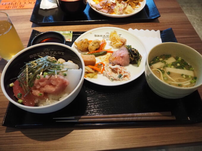 6月上旬いつもより半月早い八重山旅今年の滞在も朝食がおいしいThe BREAKFAST HOTEL PORTO石垣島2泊目朝食今朝は新鮮なお刺身を使った海鮮丼をメインに