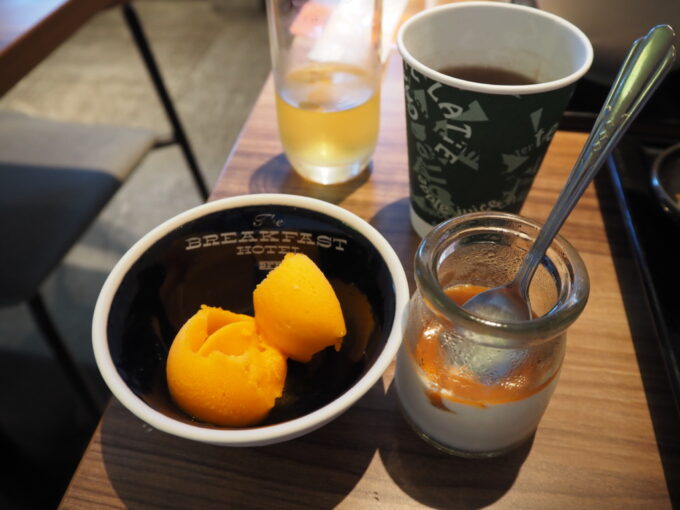 6月上旬いつもより半月早い八重山旅今年の滞在も朝食がおいしいThe BREAKFAST HOTEL PORTO石垣島2泊目朝食ブルーシールアイスマンゴーとパンナコッタ自家製塩キャラメルソース掛け