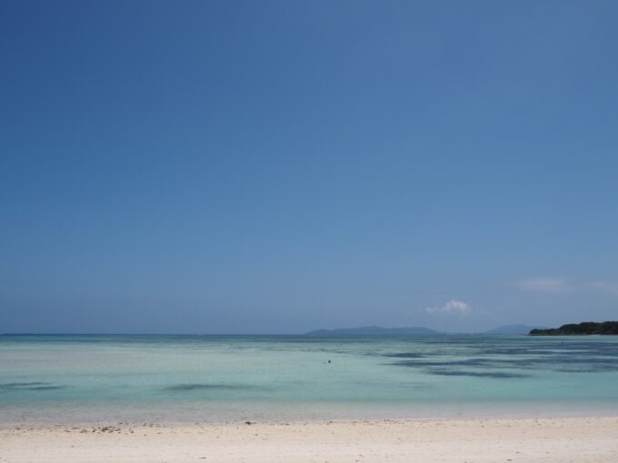 6月上旬いつもより半月早い八重山旅竹富島唯一の海水浴場コンドイビーチ冷たいオリオンと知念商会の揚げ物を味わいつつ浴びる八重山の鮮烈なあおさ