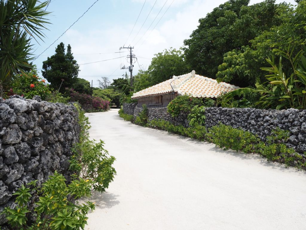 6月上旬いつもより半月早い八重山旅白砂の道と珊瑚の石垣赤瓦と竹富島らしい集落の情景