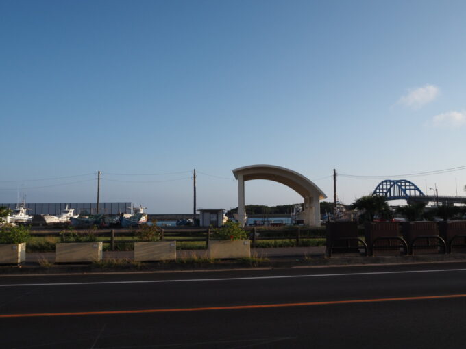 6月上旬いつもより半月早い八重山旅夕刻の西日に照らされた石垣島登野城漁港