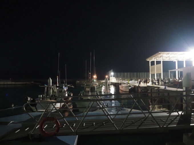 6月上旬いつもより半月早い八重山旅石垣島どてっぺんの帰り道登野城漁港で見かけたハーリーの応援の練習と思われる光景パーランクーの音が響く