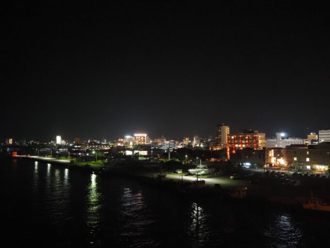 6月上旬いつもより半月早い八重山旅石垣島どてっぺんの帰りに腹ごなしの散歩夜のサザンゲートブリッジから望む石垣島中心地の街の輝き